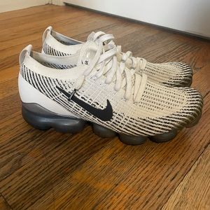 Nike Zebra Vapormax shoe in good condition. Free shipping. Comes with box.
